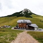 Hinter dem Hotel zweigt der Weg in Richtung Schwarzhorn ab