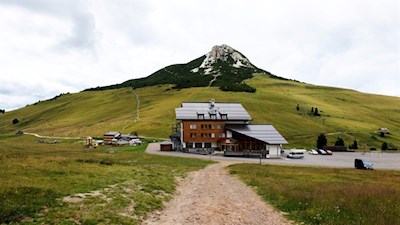 Hinter dem Hotel zweigt der Weg in Richtung Schwarzhorn ab
