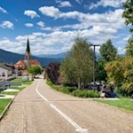 Vom Dorfplatz führt die Wanderung zunächst die Straße hoch