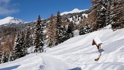 Mit Blick auf die Kassianspitze und die Lorenzispitze zur Klausner Hütte