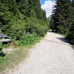 Ein breiter Weg führt von der Taistner Alm zum Mudler zurück