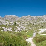 From the Zsigmondy hut the path climbs gently to the Pian di Cengia mountain hut