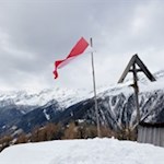 Neben dem Holzkreuz der Stegeralm eröffnen sich malerische Ausblicke