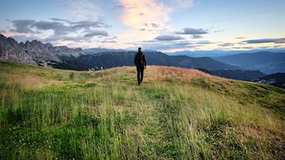 Im Schein der untergehenden Abendsonne zur Schatzerhütte