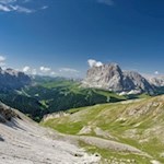 Blick auf den Sellastock, den Langkofel und die Umrisse des Schlern