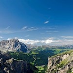 Blick auf die markanten Wände des Langkofel und des Schlern