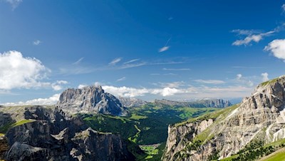 Blick auf die markanten Wände des Langkofel und des Schlern