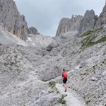 Framed by the rocky walls of the Cadini di Misurina, the path leads towards the rifugio Fonda Savio mountain hut