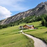 Inmitten idyllischer Wiesen präsentiert sich die Göma Hütte