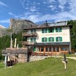 Gardenacia Hütte mit dem Para dai Giai im Hintergrund