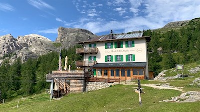 Gardenacia Hütte mit dem Para dai Giai im Hintergrund