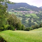 Während des Anstiegs nach Tagusens öffnen sich schöne Ausblicke