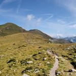 Über sanft gewellte Bergwiesen auf den Zinseler