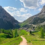 Sanft fällt der Weg zum Falzaregopass ab