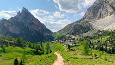 Sanft fällt der Weg zum Falzaregopass ab