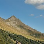 Der Weg wird von einsamen Bergspitzen umrahmt