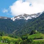 Das idyllische Karnol mit dem Leonharder Kreuz im Hintergrund