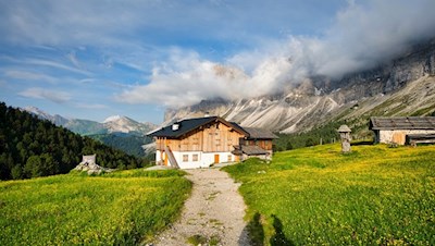 Brogleshütte-am-Fuße-der-Seceda-und-der-Geislerspitzen