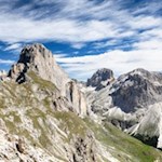 Ringsum ragen bizarre Felsformationen in die Höhe