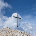 Das schlichte Gipfelkreuz des Westgipfels