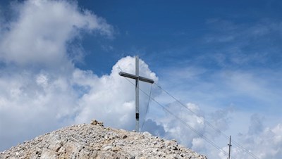Das schlichte Gipfelkreuz des Westgipfels