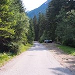 Der kleine Wanderparkplatz der Leach- und Schäferalm am linken Straßenrand