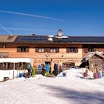 Bei Wanderern, Rodlern und Skitourengehern gleichermaßen beliebt: die Enzianhütte