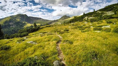 Vor der Kulisse der Getrum- und Kassianspitze auf die Villanderer Alm