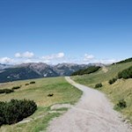 Vom Bergrestaurant Pichlberg führt ein breiter Weg zur Sunnalm hinab