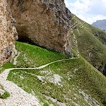 Nahezu eben quert der Wanderweg die senkrechten Hänge