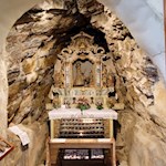 Der Ortsname St. Martin im Kofel leitet sich von der kleinen Felshöhle ab, in der die Statue des heiligen Martin aufbewahrt wird