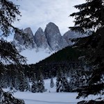 Ab und an geben die Bäume den Blick auf die Villnösser Geisler frei