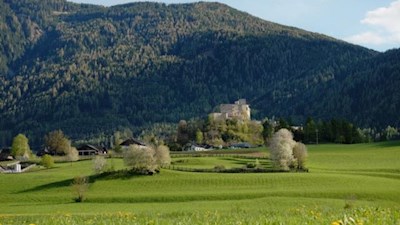 Die Michelsburg in traumhafter Frühlingskulisse