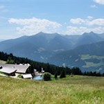 Die-Freundalm-ist-in-eine-malerische-Landschaft-gebettet