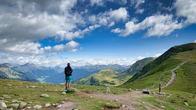 Auf dem Missensteiner Joch öffnet sich ein weiter Panoramablick