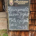 In der Heinzen Alm stehen auch hausgemachte Kuchen und Joghurt auf der Speisekarte
