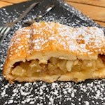 Apfelstrudel der Plattner Alm
