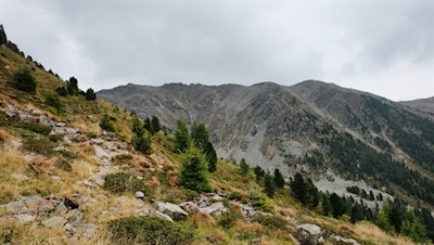 Vor dem eigentlichen Anstieg auf den Blossberg quert man die Hänge zu seinen Füßen