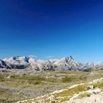 Auf dem Weg Nr. 23 genießt man spektakuläre Ausblicke auf die umliegende Bergwelt