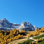 Blick auf den tiefer liegenden Kolfuschger Höhenweg und den Sellastock