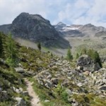 Über steinbeschlagene Hänge in Richtung Malersee
