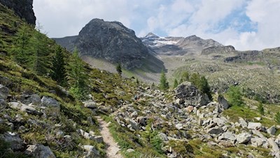 Über steinbeschlagene Hänge in Richtung Malersee