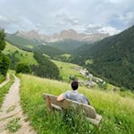 Unterwegs-laden-Bänke-mit-Blick-auf-den-Rosengarten-zum-Verweilen-ein