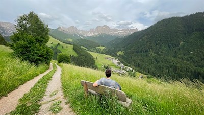 Unterwegs laden Bänke mit Blick auf den Rosengarten zum Verweilen ein