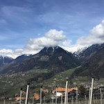 Ringsum ragen anmutige Bergspitzen in die Höhe