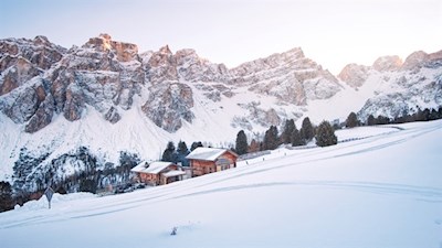 Auch im Winter lädt die idyllisch gelegene Ütia Ciampcios zur Einkehr ein