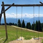 Schaukeln mit Ausblick im Bergrestaurant Jochtal