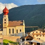 Unsere Wanderung beginnt bei der Pfarrkirche St. Georg in Tiers