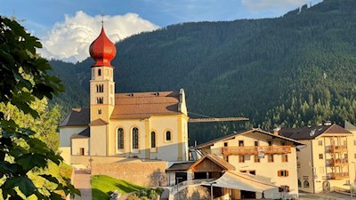 Unsere Wanderung beginnt bei der Pfarrkirche St. Georg in Tiers
