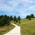 Through a gentle alpine landscape in the direction of Störes